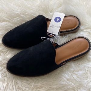NWT universal Thread slider flats!